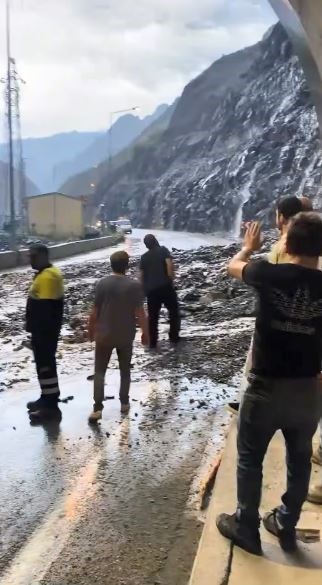 Aracının sileceği arızalandı, sileceği düzeltmek için durdu, saniyeler sonra heyelan oldu