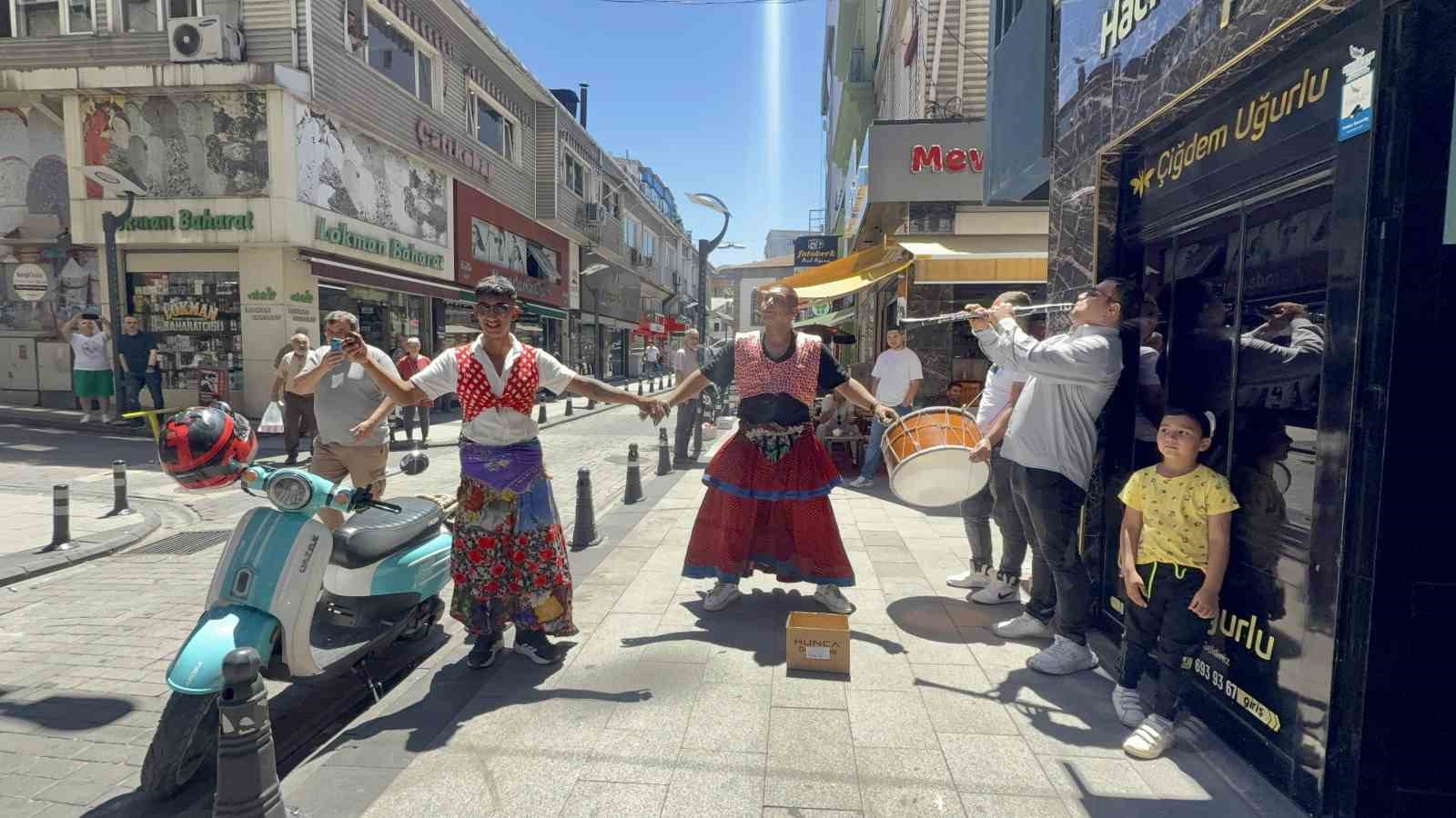 Roman vatandaşların müzikli eğlencesi renkli görüntülere sahne oldu