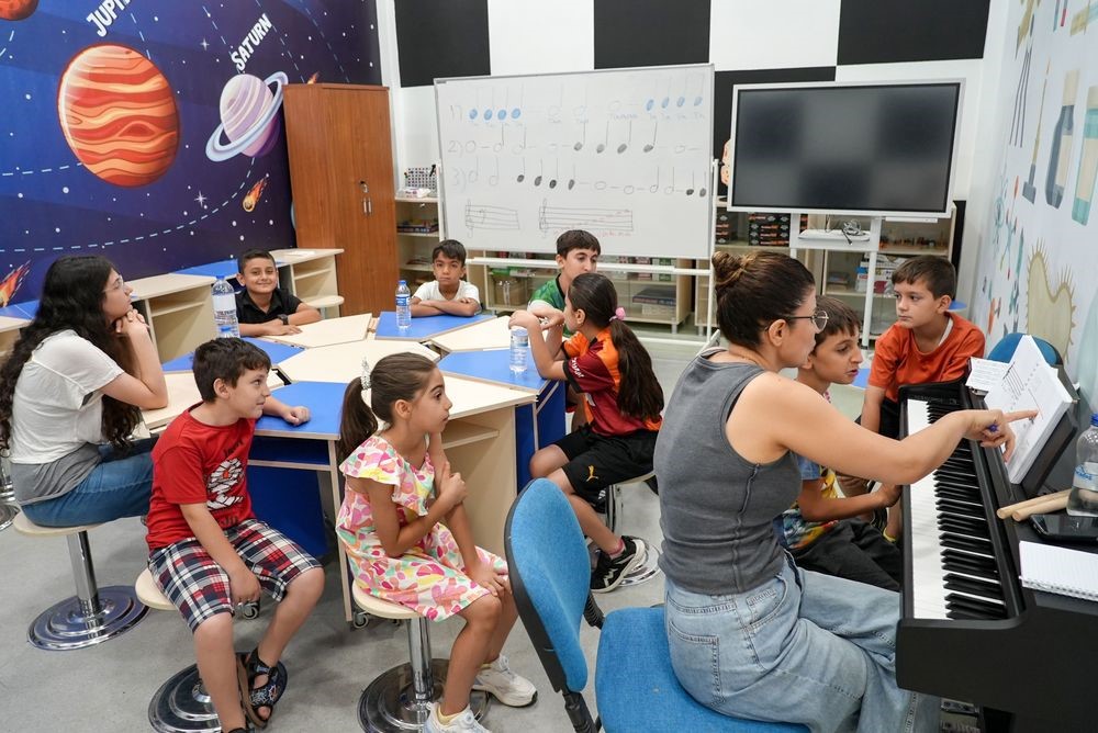 520 &ccedil;ocuk yazı sanat ve bilimle ge&ccedil;iriyor