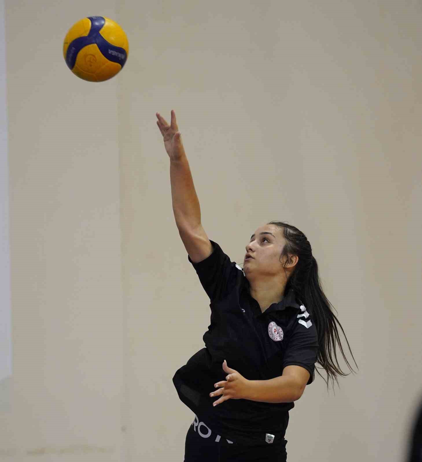 Rize’nin genç voleybolcuları, gözünü Anadolu Yıldızlar Ligi kupasına dikti