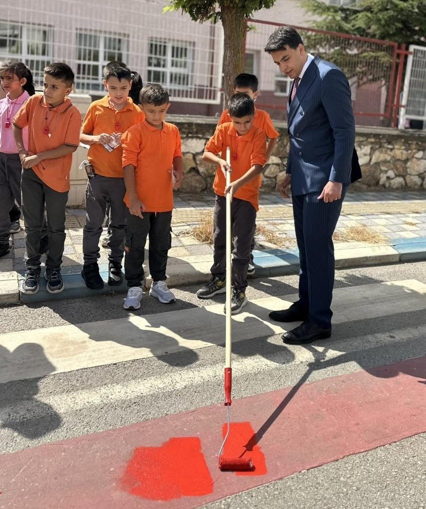 Okul çevresinde bulunan yaya yolunu çocuklar boyadı