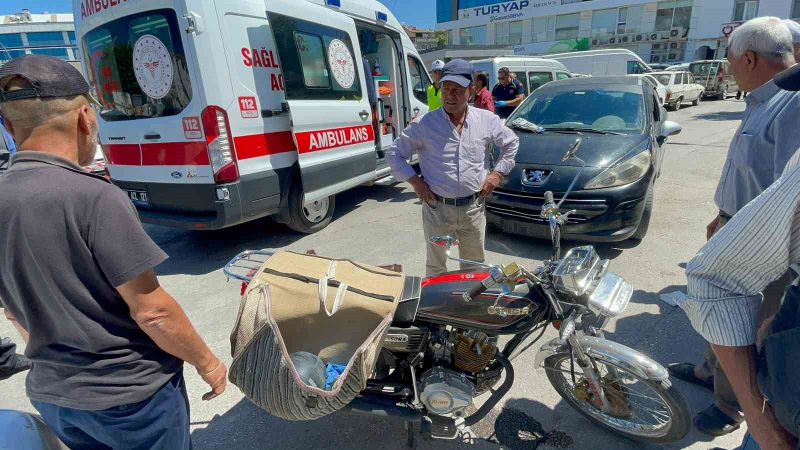 Sedyedeki yaralıya "Yat lan yat" diyen vatandaş herkesi g&uuml;ld&uuml;rd&uuml;