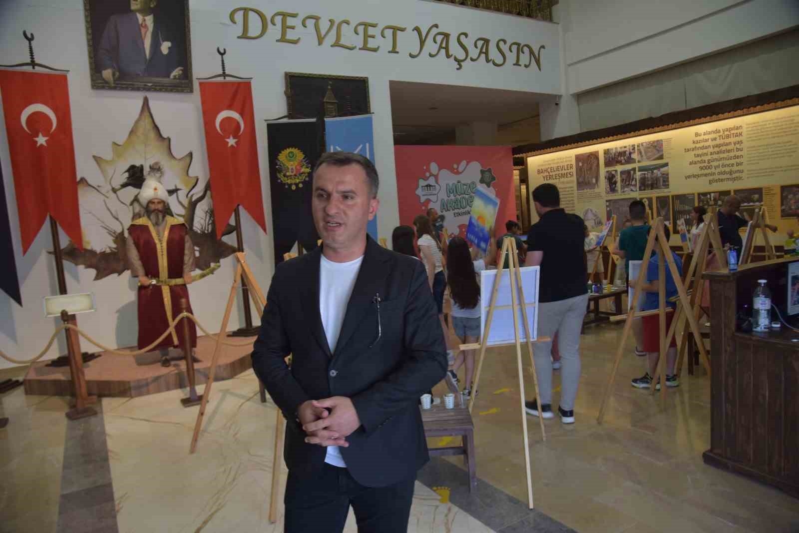 Çocuklar tatilde ebru sanatı, tuval boyama, çocuk pilatesi ve seramik atölyelerinde hem eğleniyor hem de öğreniyor
