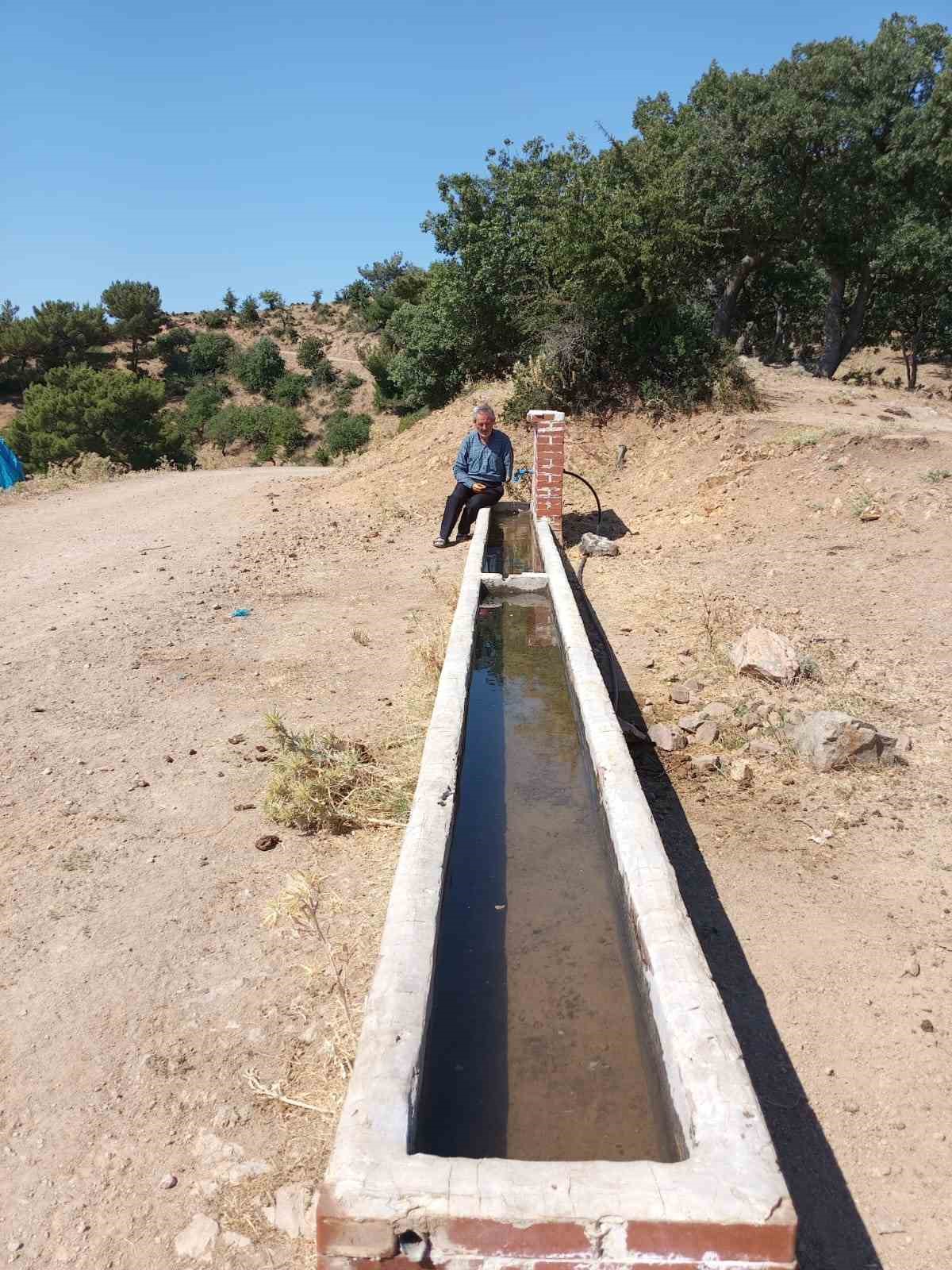 Doğup büyüdüğü köyüne 8 çeşme yaptırdı