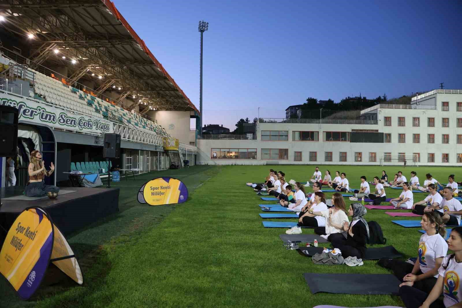 Sağlıklı yaşlanma için yoga yaptılar