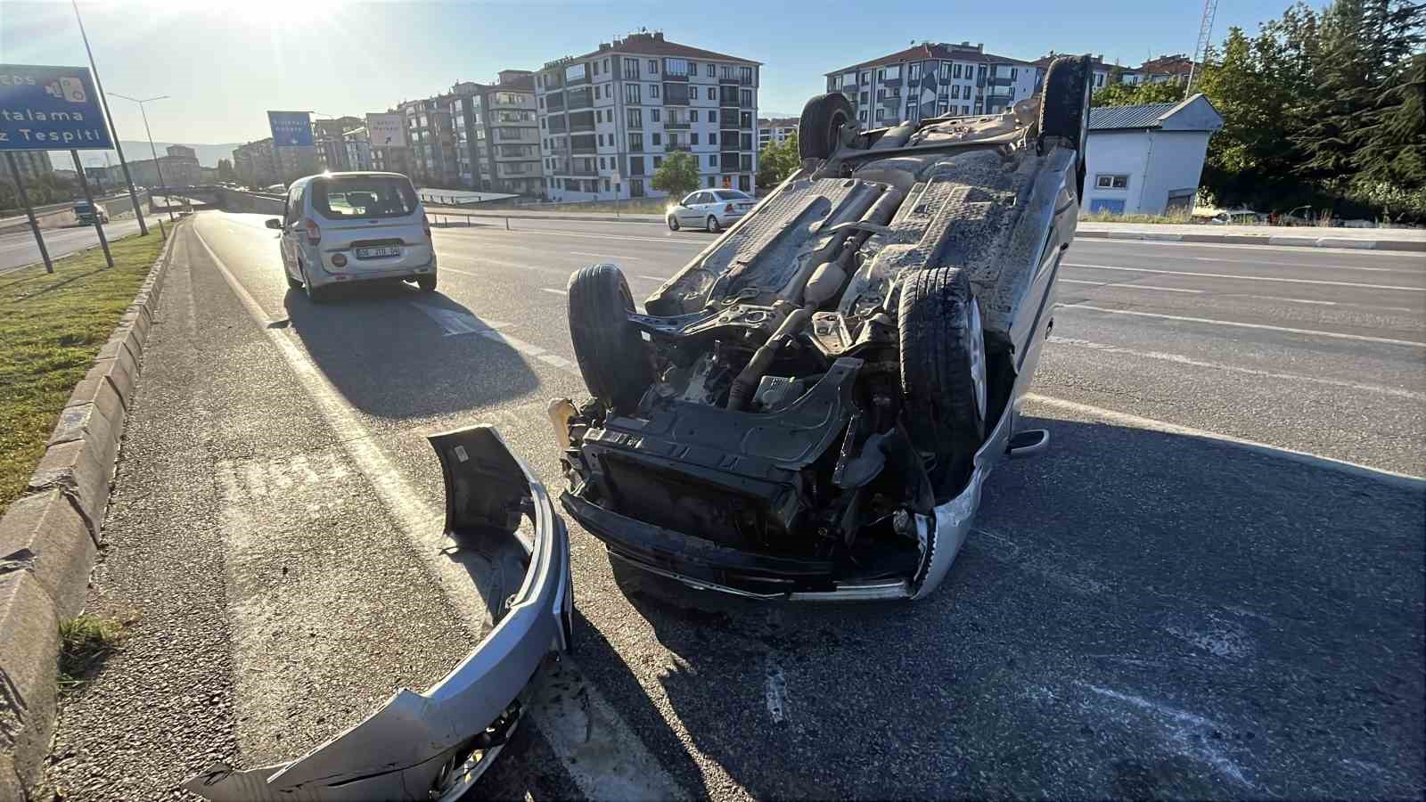 Çorum’da otomobil refüje çıkarak takla attı: 1 yaralı