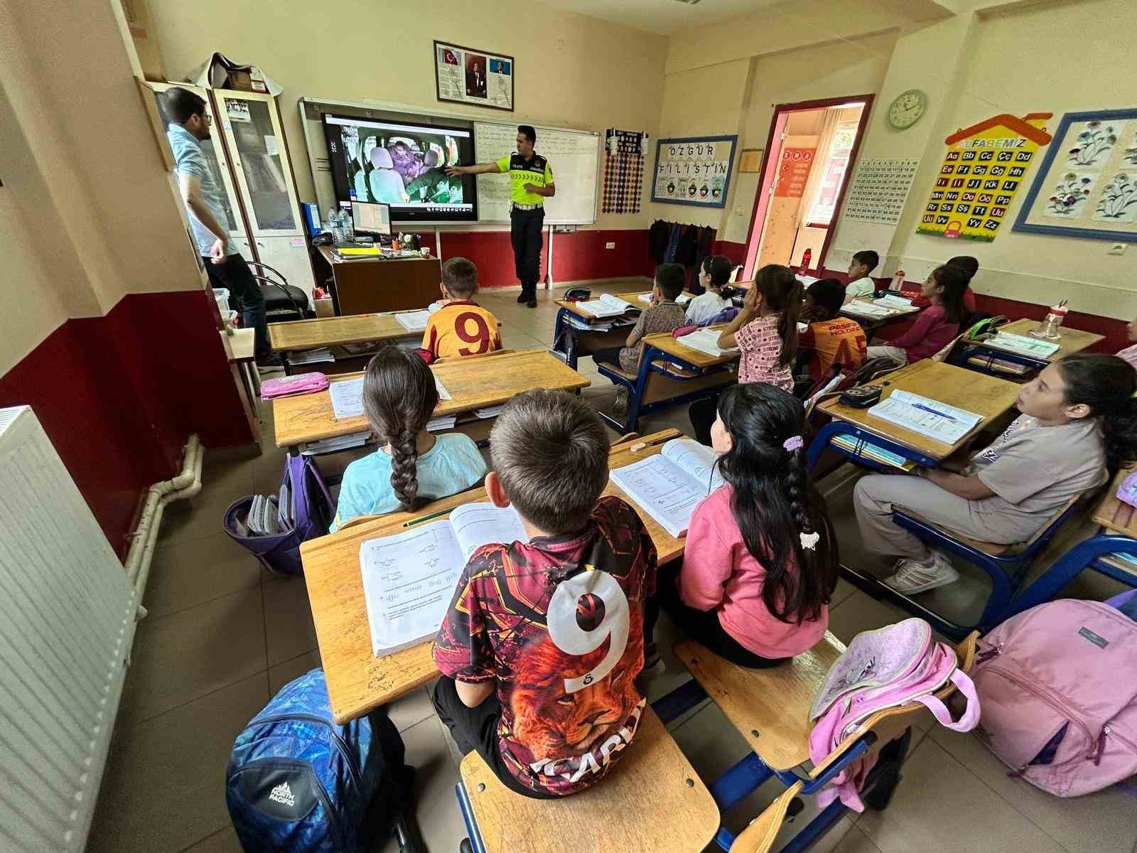 Öğrenci ve vatandaşlara güvenli trafik anlatıldı