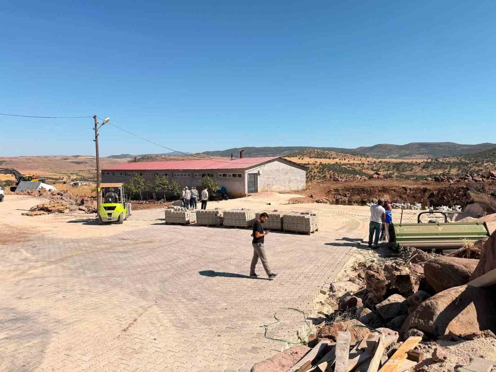 Çermikte kırsal mahalle yollarında çalışmalar sürüyor