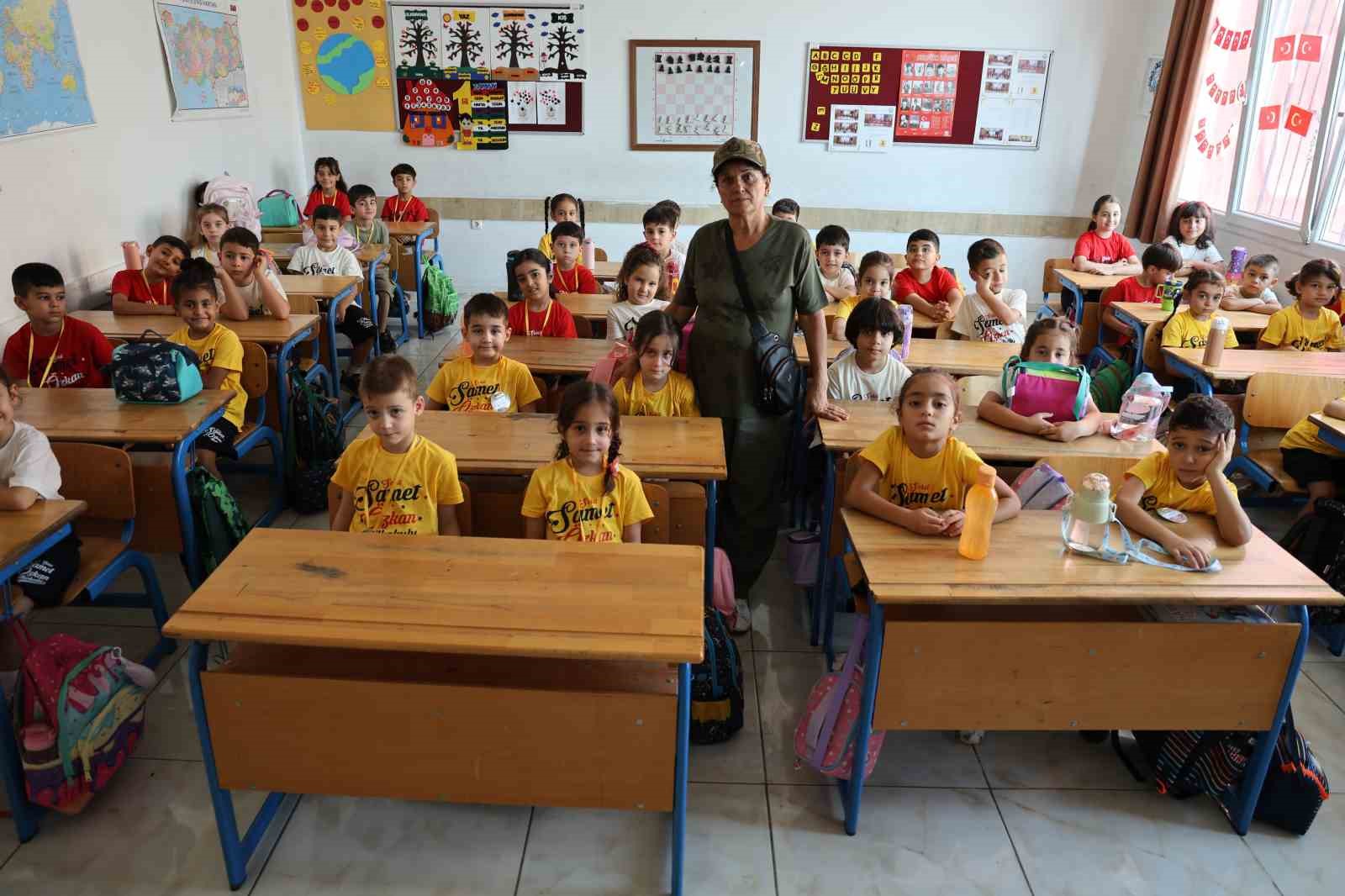 Şehit anne ve babası T&uuml;rk bayrağıyla okulda