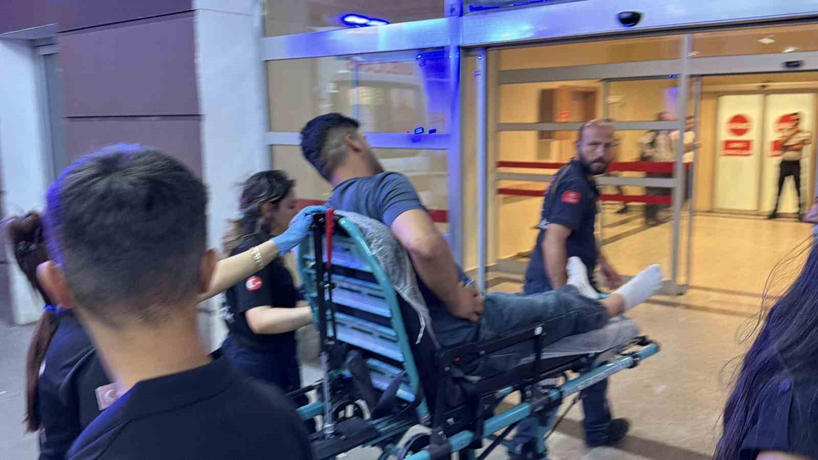 "Ne bakıyorsun" kavgasında 3 kişi bıçak ve silahla yaralandı