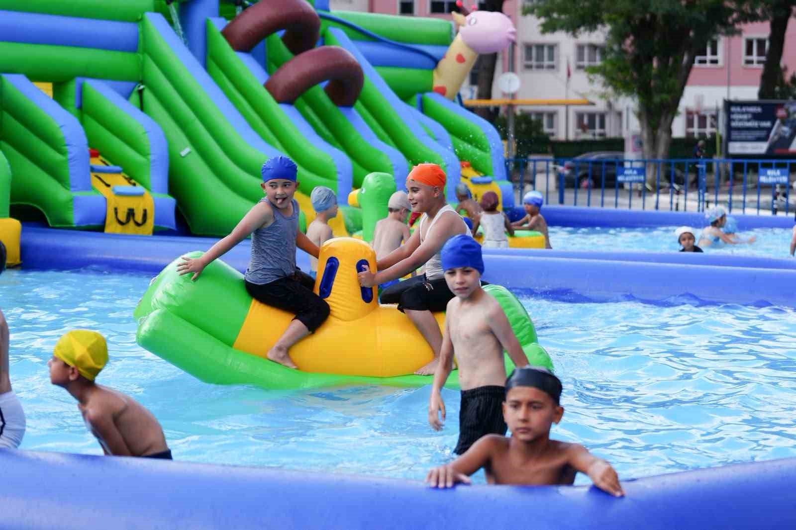 Manisa’da çocuklar hem serinliyor hem yüzmeyi öğreniyor