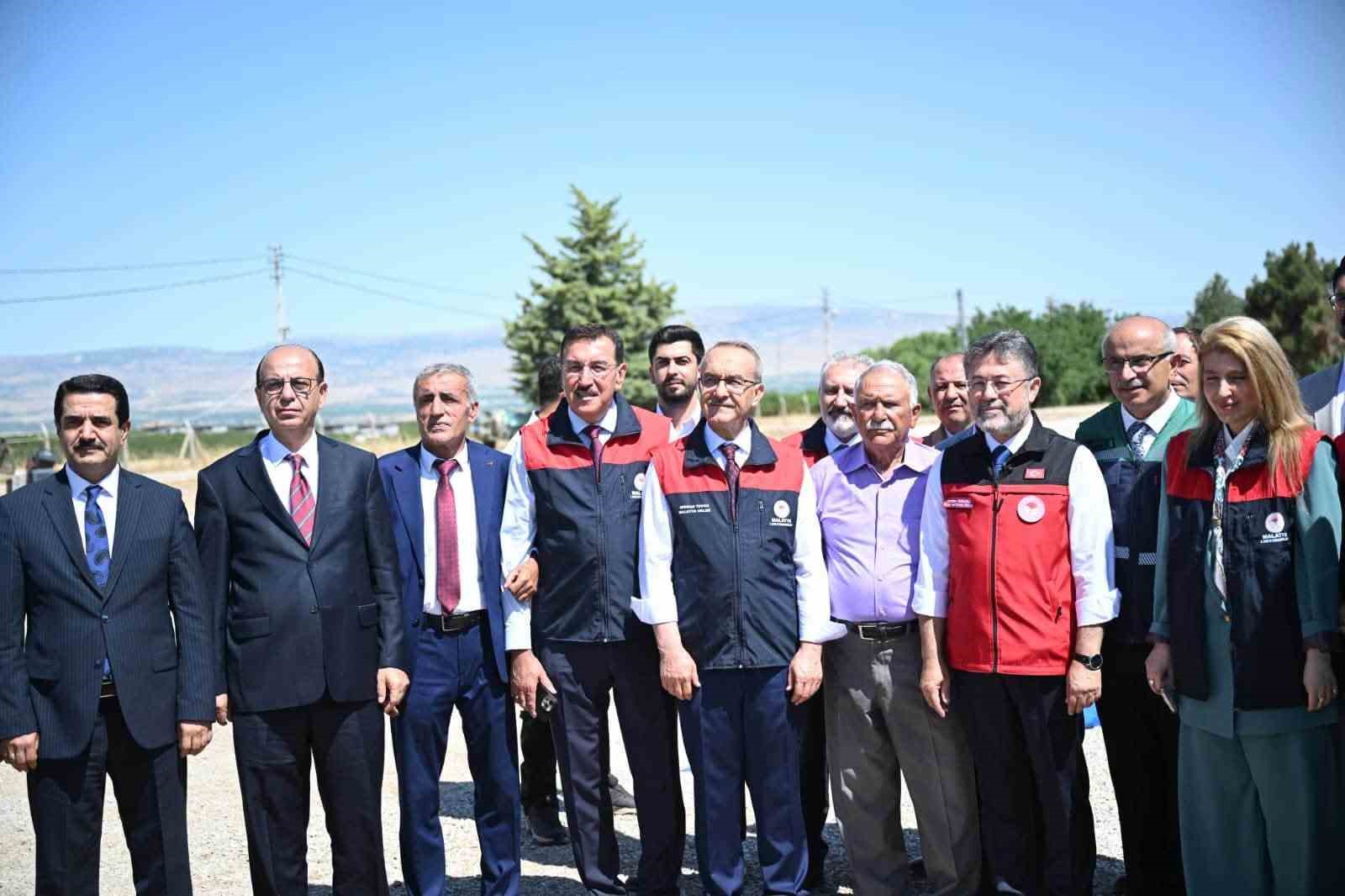 Malatya&rsquo;da kayısı hasadına katılan Bakan Yumaklı: "Ge&ccedil;tiğimiz senenin o karamsar zamanını &uuml;zerimizden atan &ccedil;ok g&uuml;zel bir &uuml;r&uuml;n g&ouml;r&uuml;yoruz"