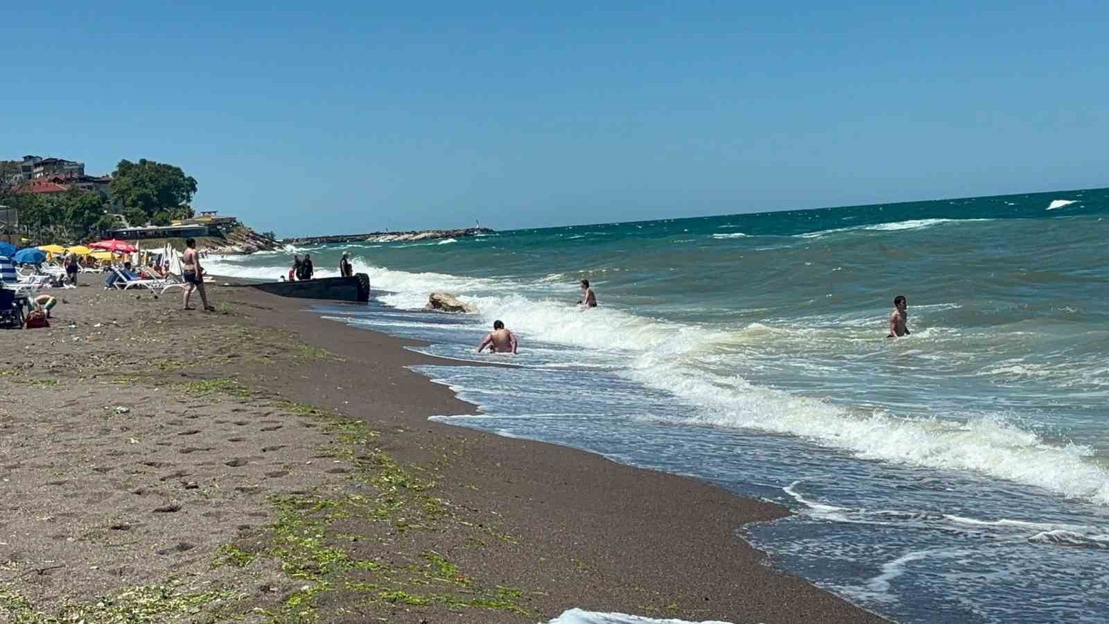 Ak&ccedil;akoca&rsquo;da dalga boyu 2 metreyi aştı