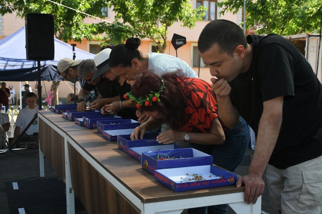 Kuşadası’nda Kiraz Şenliği coşkuyla başladı
