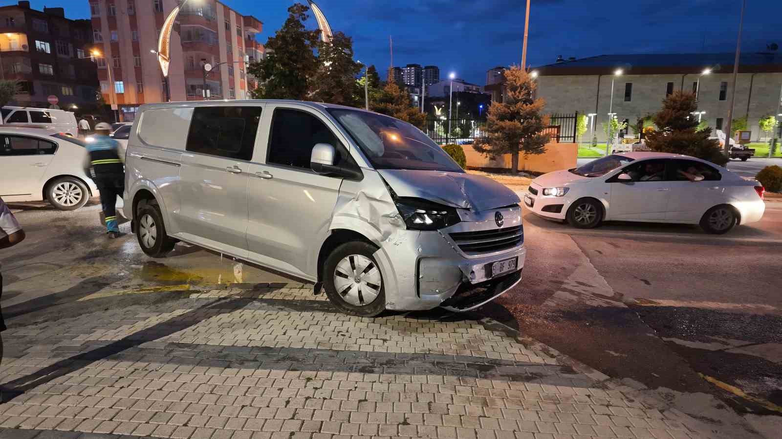 Niğde’de panelvan araç ve motosiklete çarpan hafif ticari araç, ağaca çarparak durabildi: 3 yaralı
