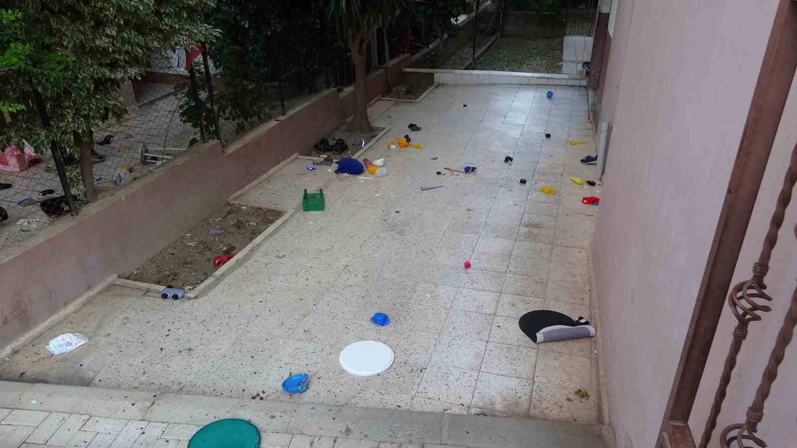 Penceredeki küçük çocuk mahalleliye panik yaşattı