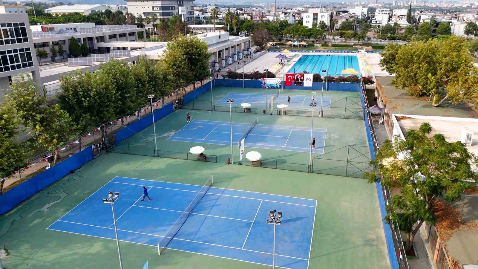 Mersin’de 30 Ağustos coşkusu tenis kortlarına taşındı