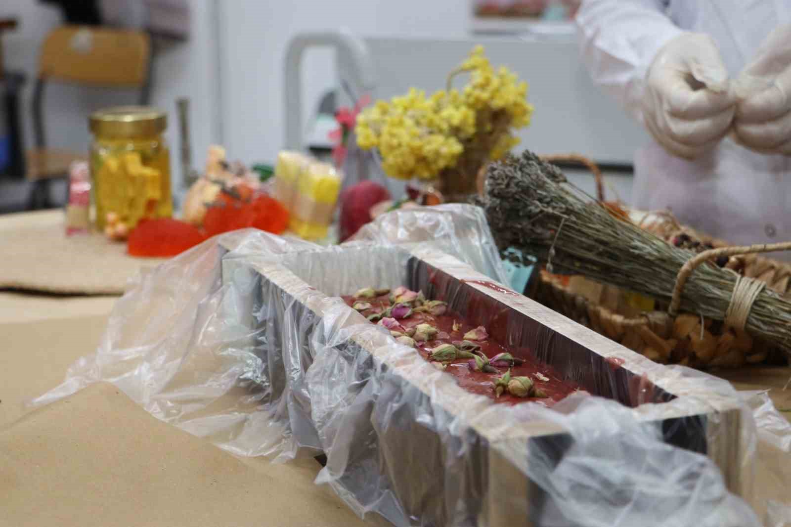 Öğrenciler atık yağları sabuna dönüştürdü