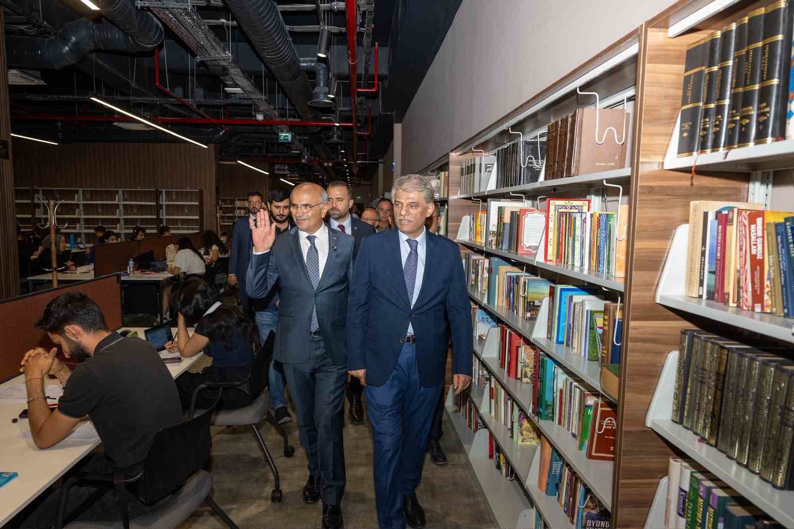 Bakan Yardımcısı Nadir Alpaslan Şehir Kütüphanesini gezdi