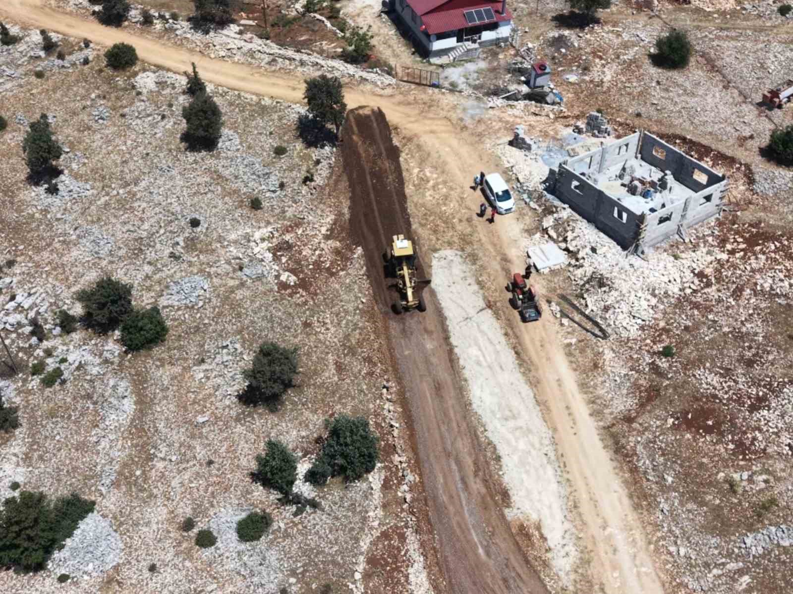 Tarsus&rsquo;ta kırsal mahallelerin yol sorunu &ccedil;&ouml;z&uuml;l&uuml;yor