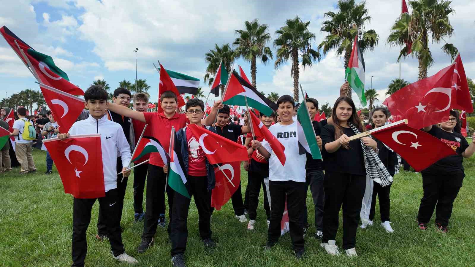 Maltepe&rsquo;de u&ccedil;urtmalar Gazze i&ccedil;in havalandı: "U&ccedil;urtmalar vurulmasın, &ccedil;ocuklar &ouml;ld&uuml;r&uuml;lmesin"