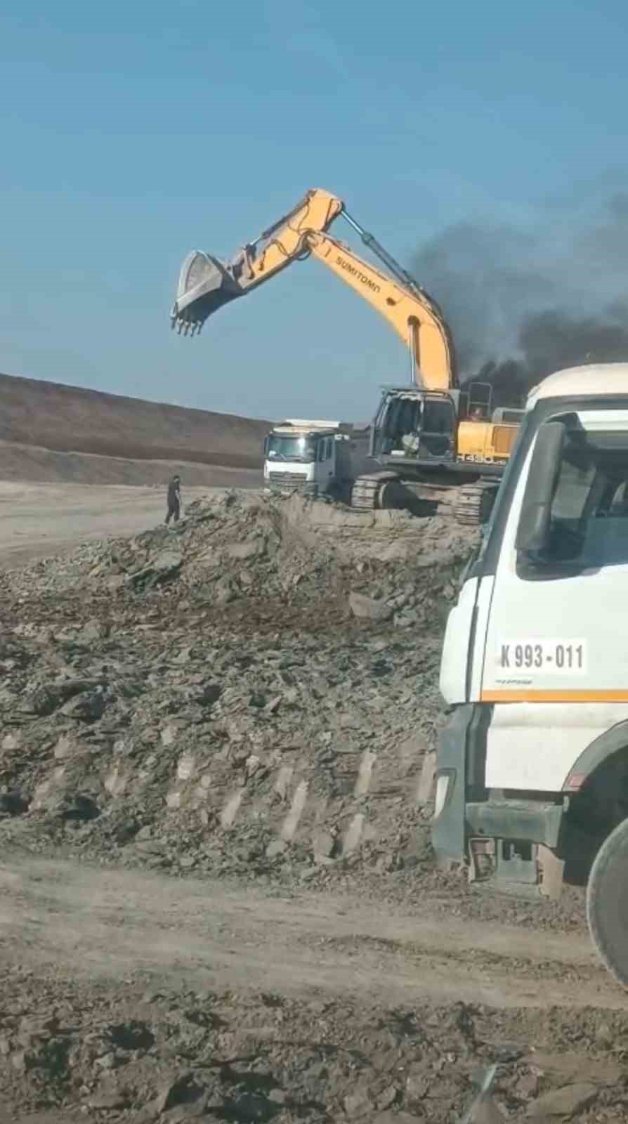 Siirt’te demir yolu inşaatında iş makinesi yandı