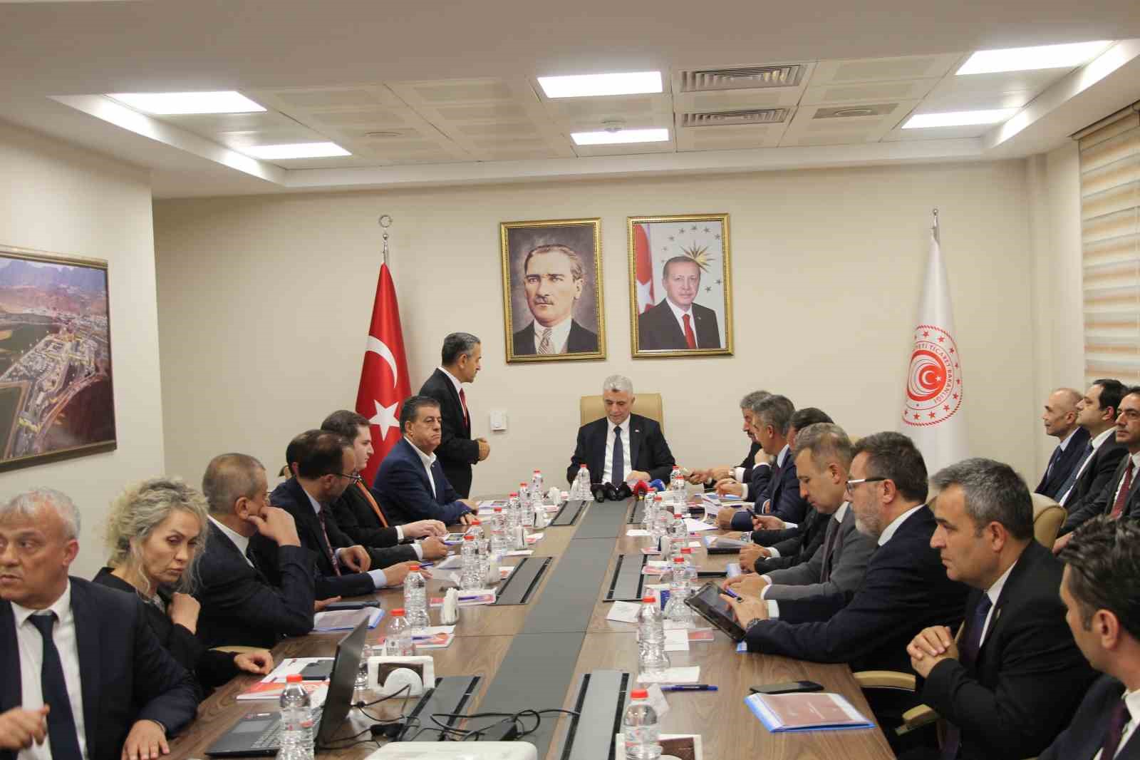 Bakan Bolat: "Habur, T&uuml;rkiye&rsquo;nin Orta Doğu&rsquo;ya a&ccedil;ılan en kritik ihracat kapısı"