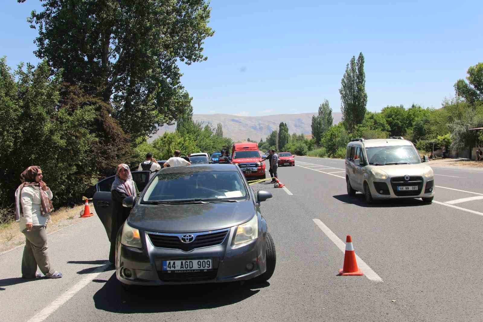 Otomobil ağaca çarptı: 2 ölü, 4 ağır yaralı