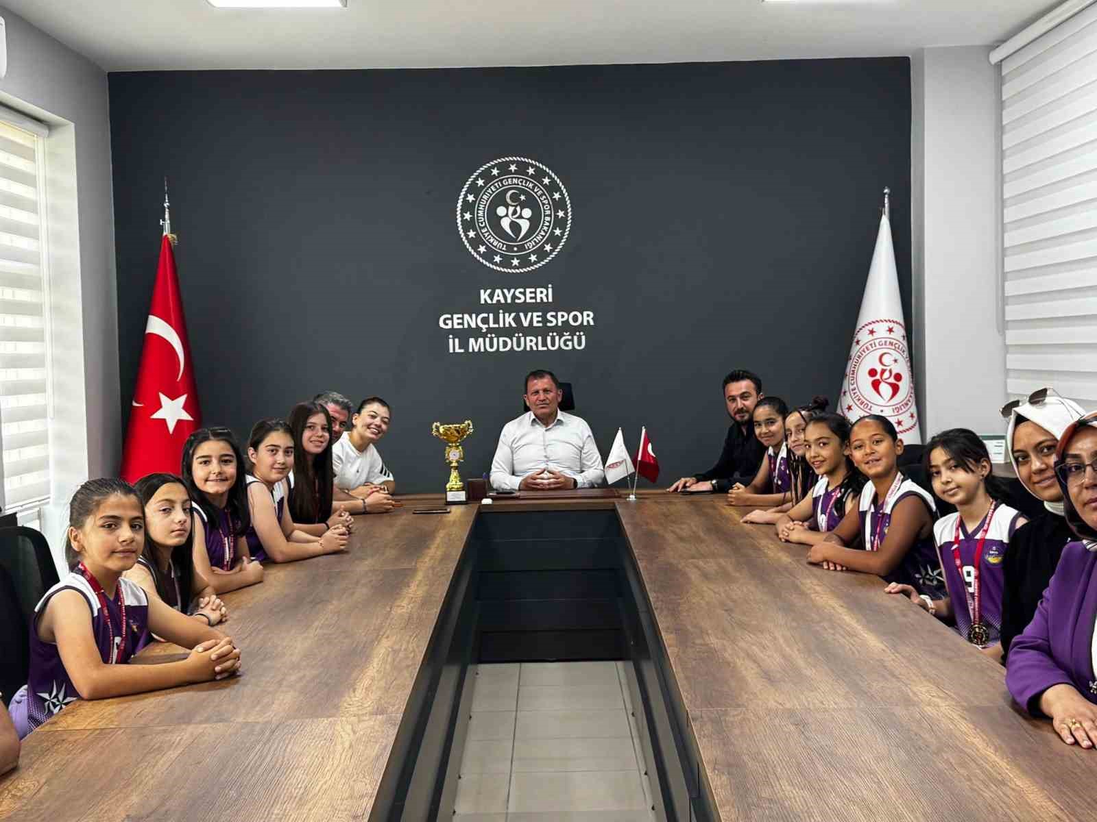 Kayseri şampiyonu sporculardan İl Müdürü Kabakcı’ya ziyaret