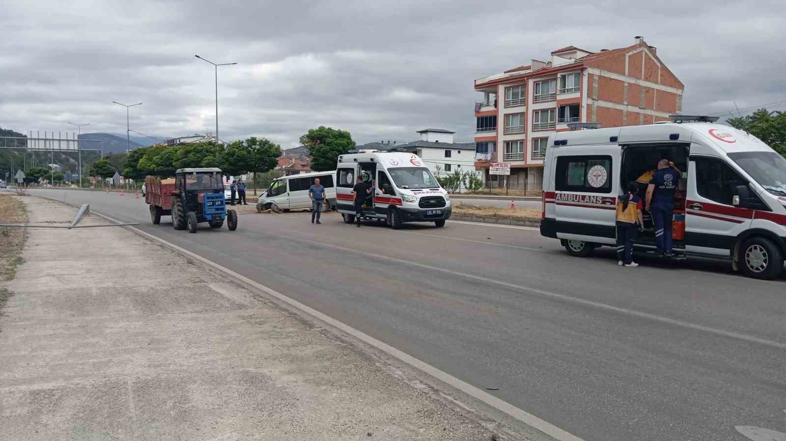 Amasya’da minibüs refüjdeki ağaç ve direğe çarptı: 4 yaralı