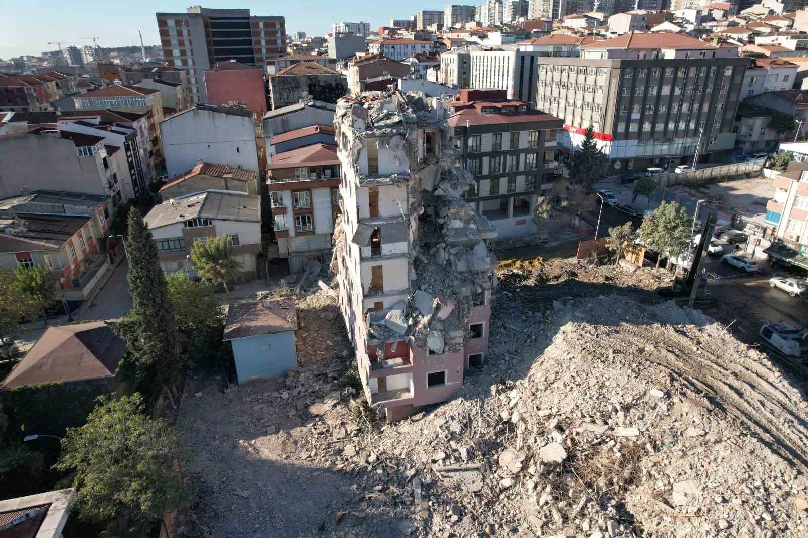 Küçükçekmece’de yıkılan bina havadan görüntülendi