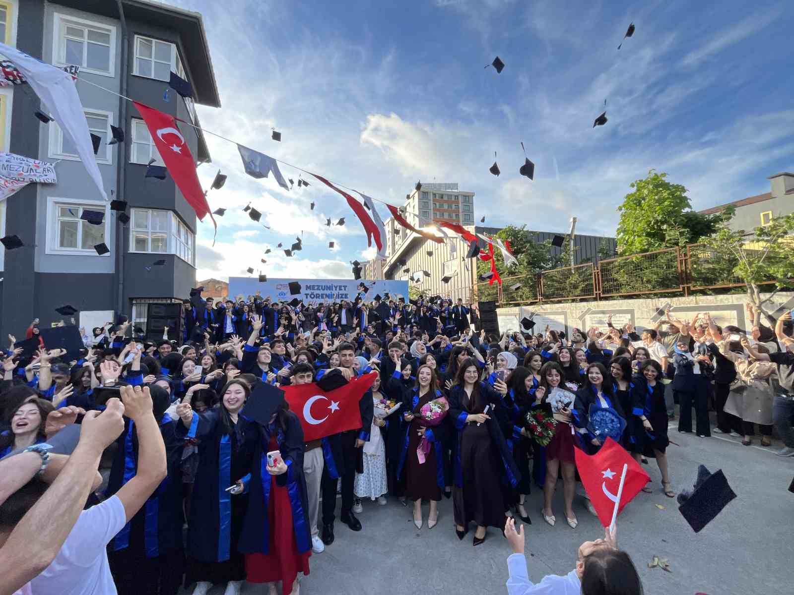 Sultangazi’de lise öğrencilerinin mezuniyeti coşkuyla kutlandı