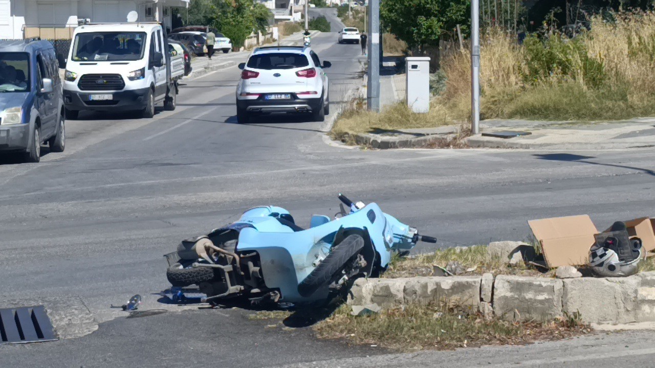 Otomobilin motosikletle çarpışma anı kamerada