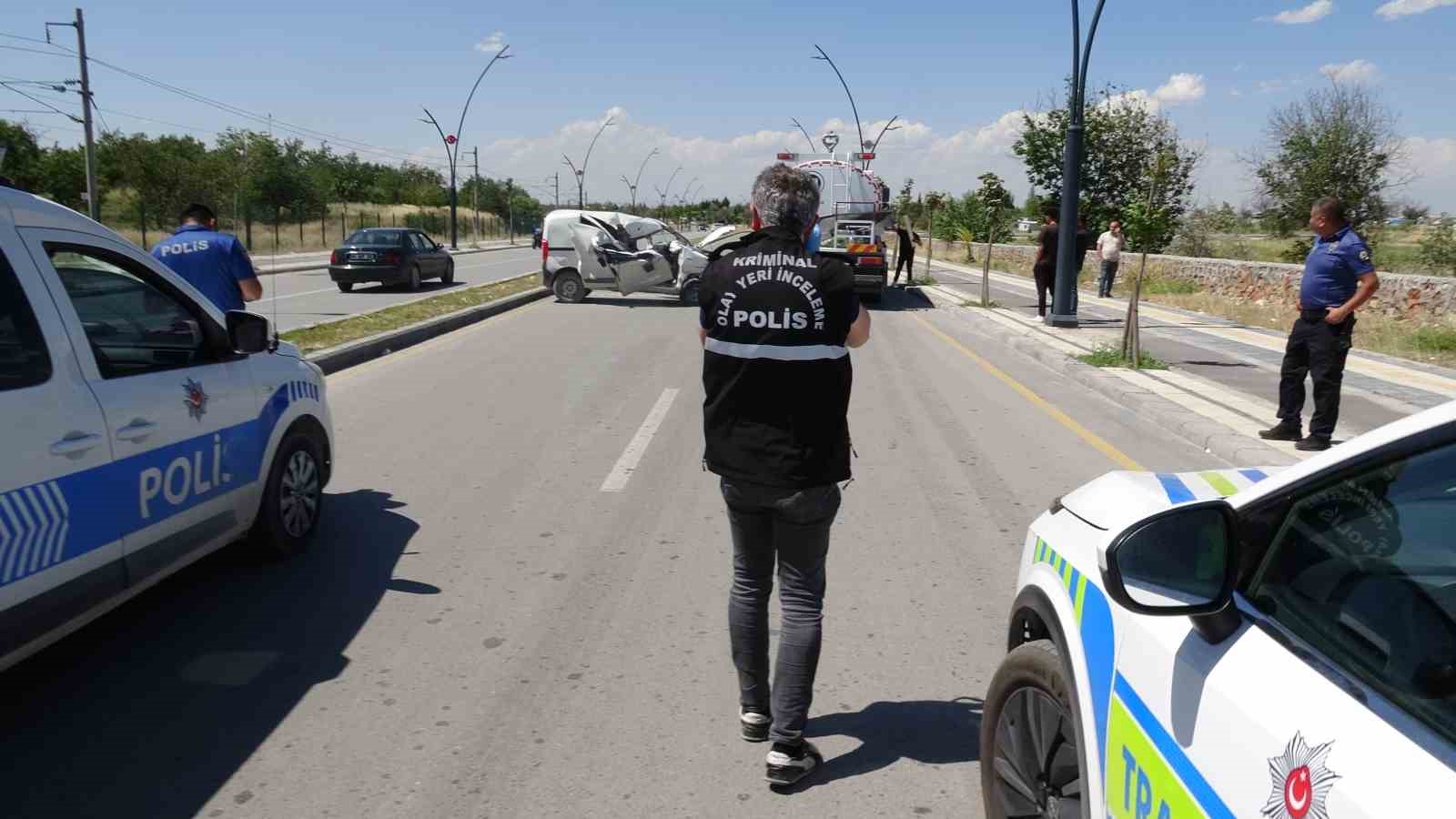 Malatya’da su tankerine çarpan aracın sürücüsü ağır yaralandı