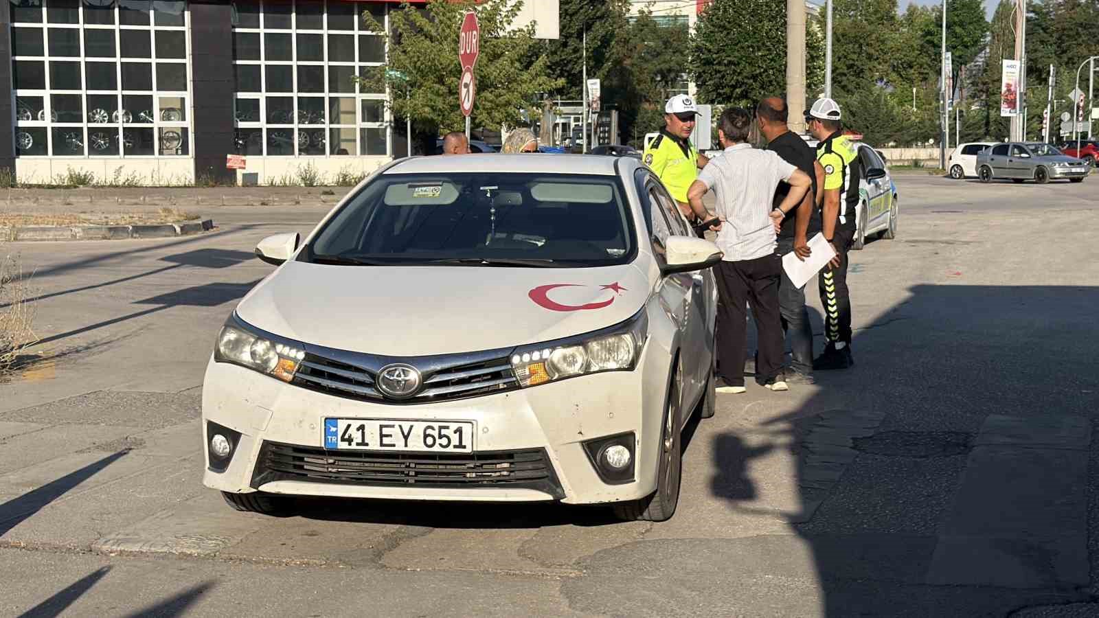 Bolu&rsquo;da kamyonla otomobil &ccedil;arpıştı