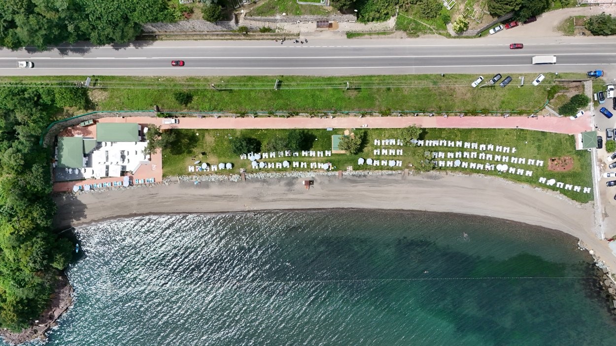 Aktaş Plajı yapılan d&uuml;zenlemelerle yazın g&ouml;zde plajları arasına girdi