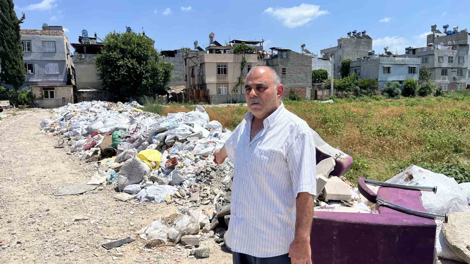 Mahalle arasındaki arsa &ccedil;&ouml;pl&uuml;ğe d&ouml;nd&uuml;, vatandaşlar tepki g&ouml;sterdi