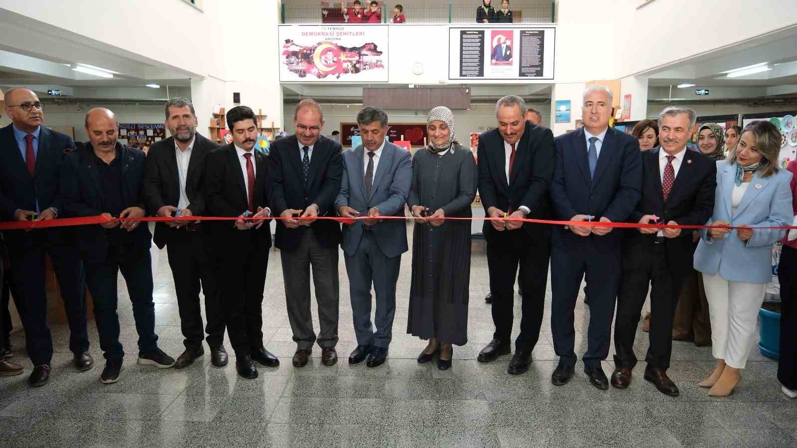 Başkan Aksun öğrencilerin projelerini inceledi