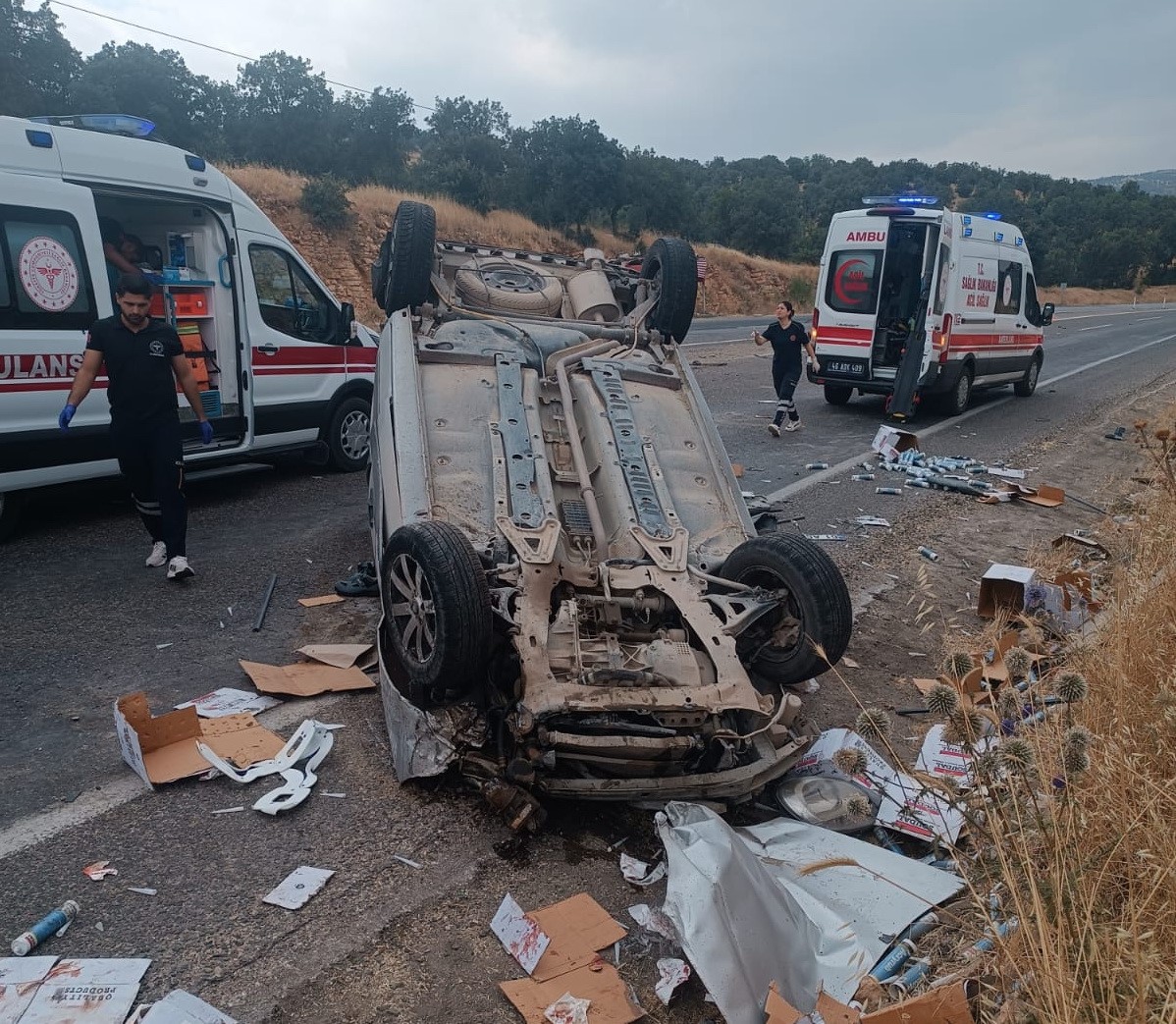 Hafif ticari araç karşı şeride geçti: 4 yaralı