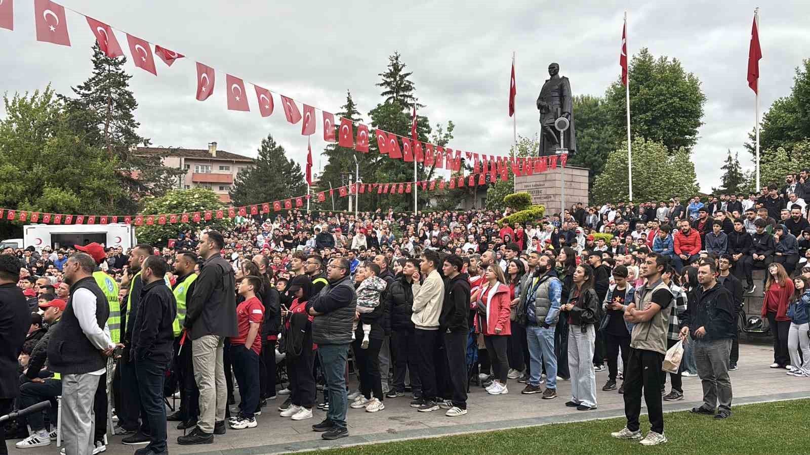Bolu’da ’Dünya Kupası’ coşkusu sokağa taştı: Anıtpark’ta tarihi heyecan