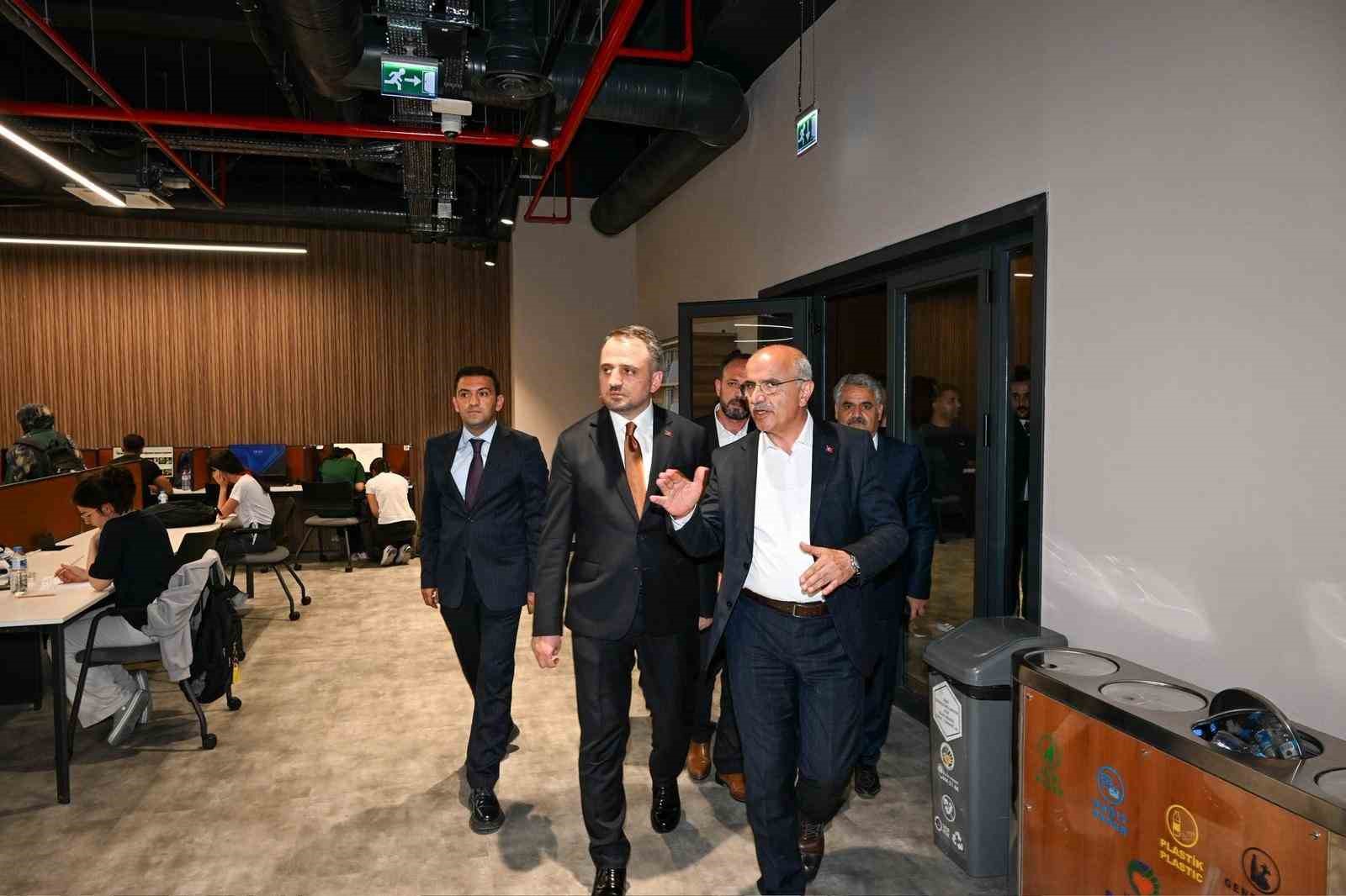 Bakan Yardımcısı Dr. Enes Eminoğlu’ndan Şehir Kütüphanesine tam not