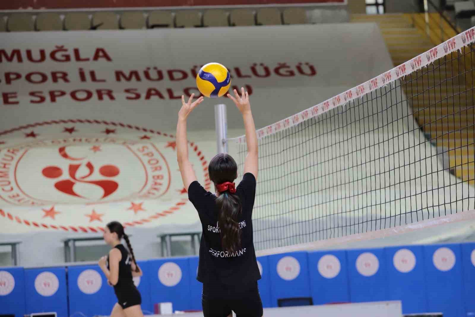 Muğla’nın voleybol yıldızları Analig için sahaya indi