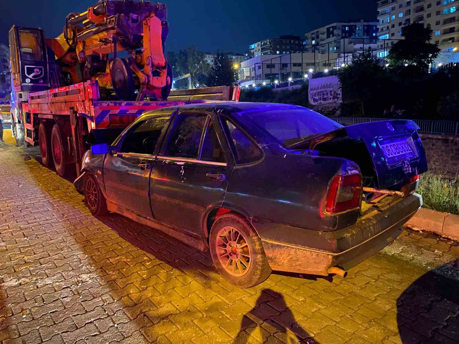 Osmaniye’de otomobil park halindeki vince çarptı: 1 yaralı
