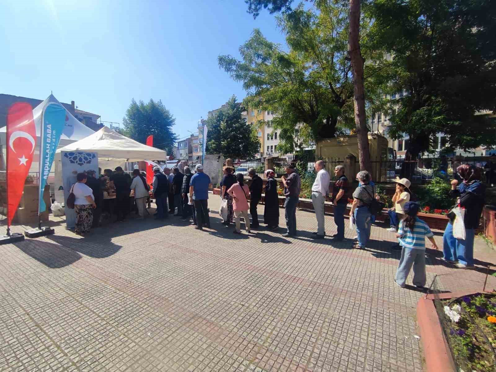 Boz&uuml;y&uuml;k Abdullah Baba Vakfı&rsquo;ndan Aşure G&uuml;n&uuml; ikramı