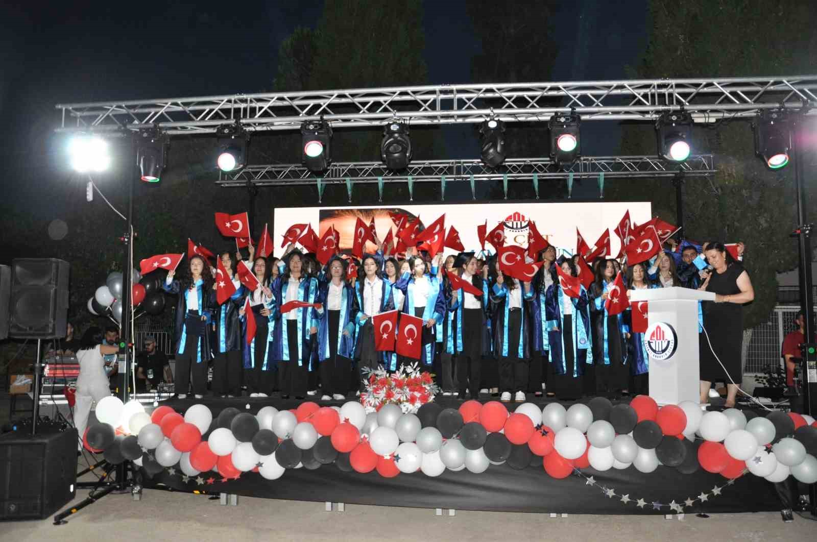 Salihli Anadolu Lisesi&rsquo;nde mezuniyet coşkusu