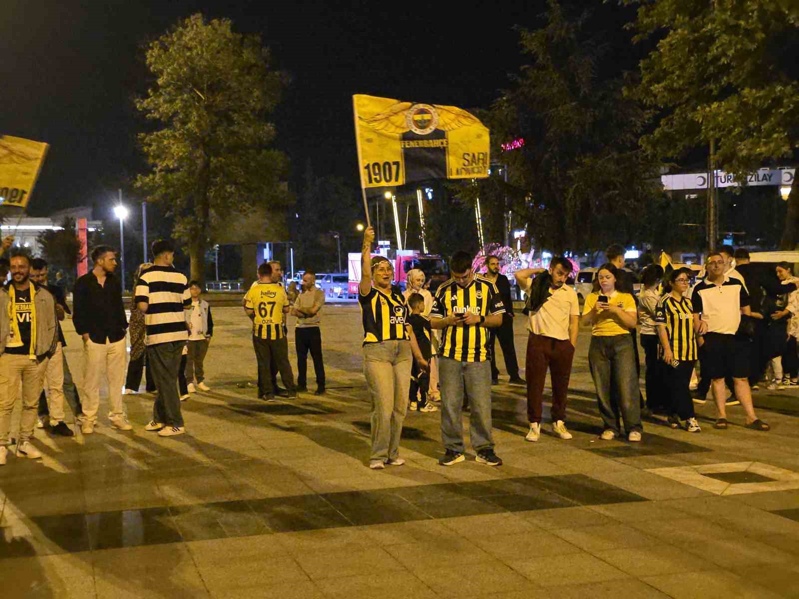 D&uuml;zce&rsquo;de Fenerbah&ccedil;e Başkanı Aziz Yıldırım sevinci