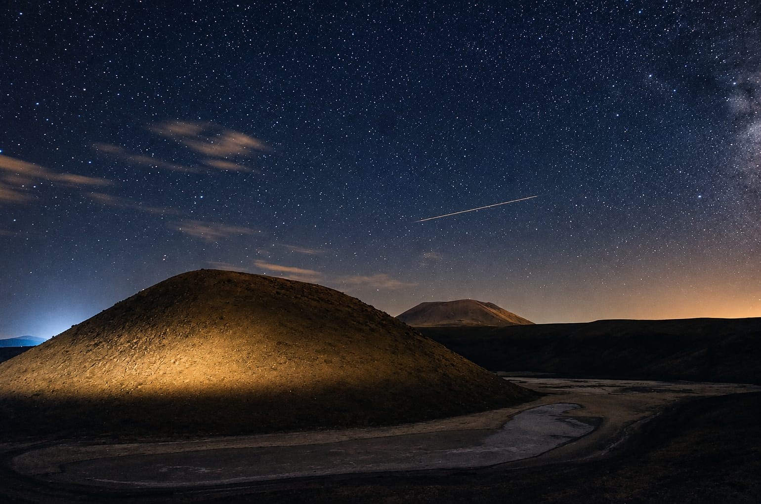 Meke Krater G&ouml;l&uuml;&rsquo;nde Perseid meteor yağmuru g&ouml;rsel ş&ouml;len sundu