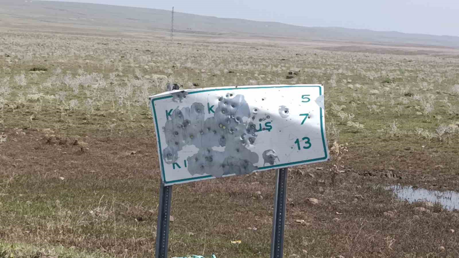 Arpa&ccedil;ay&rsquo;da yol tabelalarını hedef tahtasına &ccedil;evirdiler