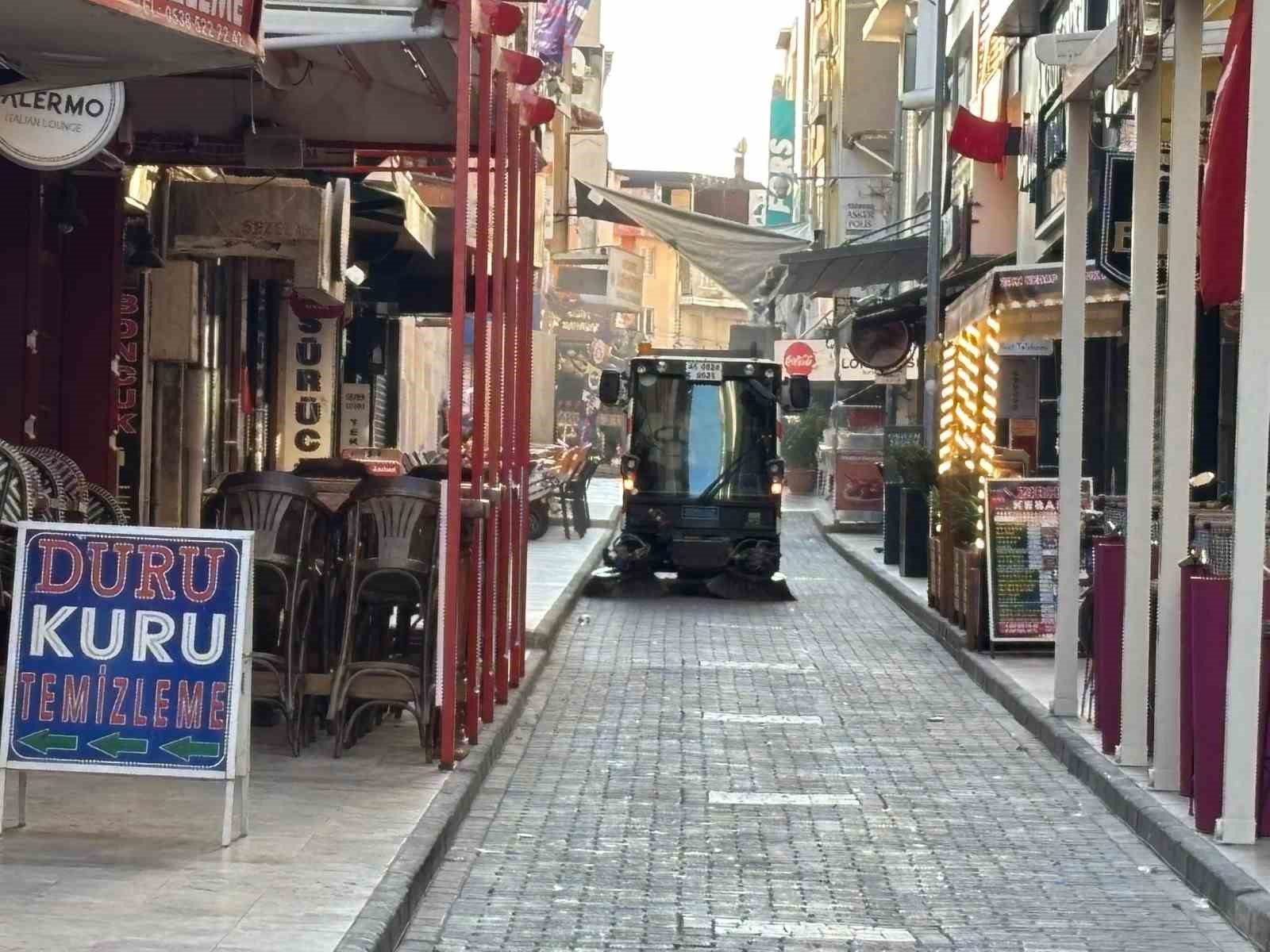 Efeler Belediyesi ekipleri temizlik çalışmalarını sürdürüyor