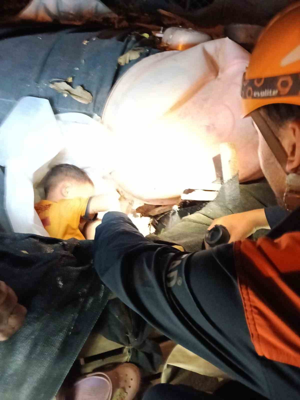 Antalya’da ortadan kaybolan çocuk ekipleri alarma geçirdi evinin bahçesinde uyurken bulundu
